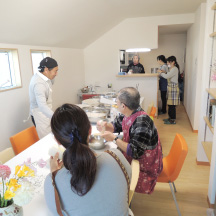 ダイニングに集まってイベントの準備中